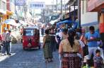 Rua movimentada do centro de San Pedro la Laguna, no lago Atitlán, na Guatemala
